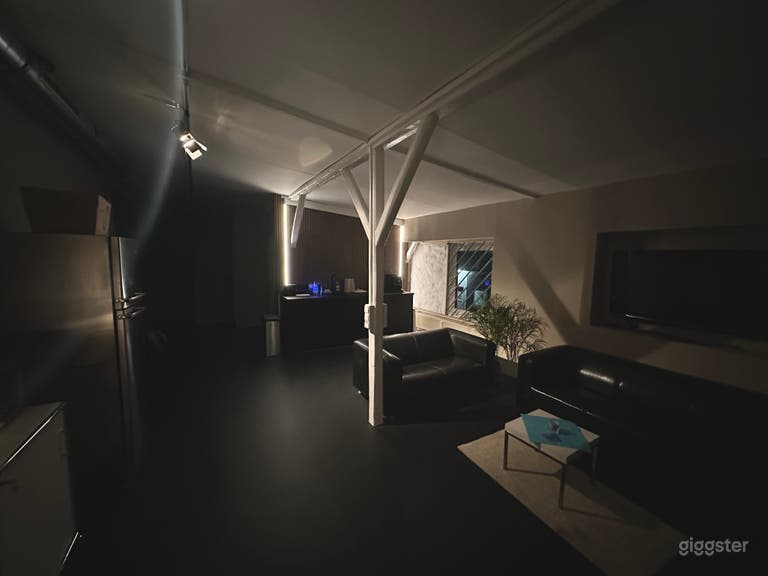 Modernes Tonstudio mit DJ-Raum und Lounge-Bereich 