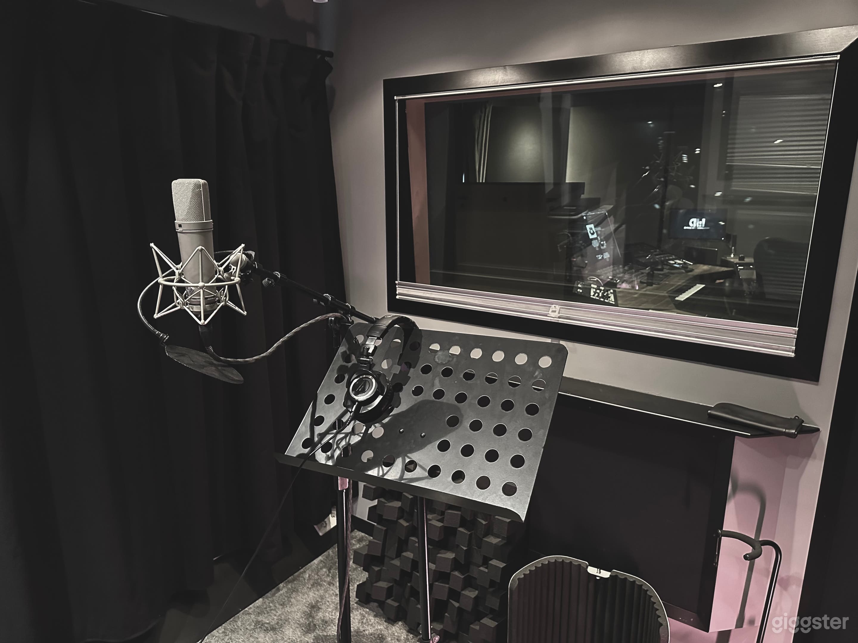 Modernes Tonstudio mit DJ-Raum und Lounge-Bereich Foto 4