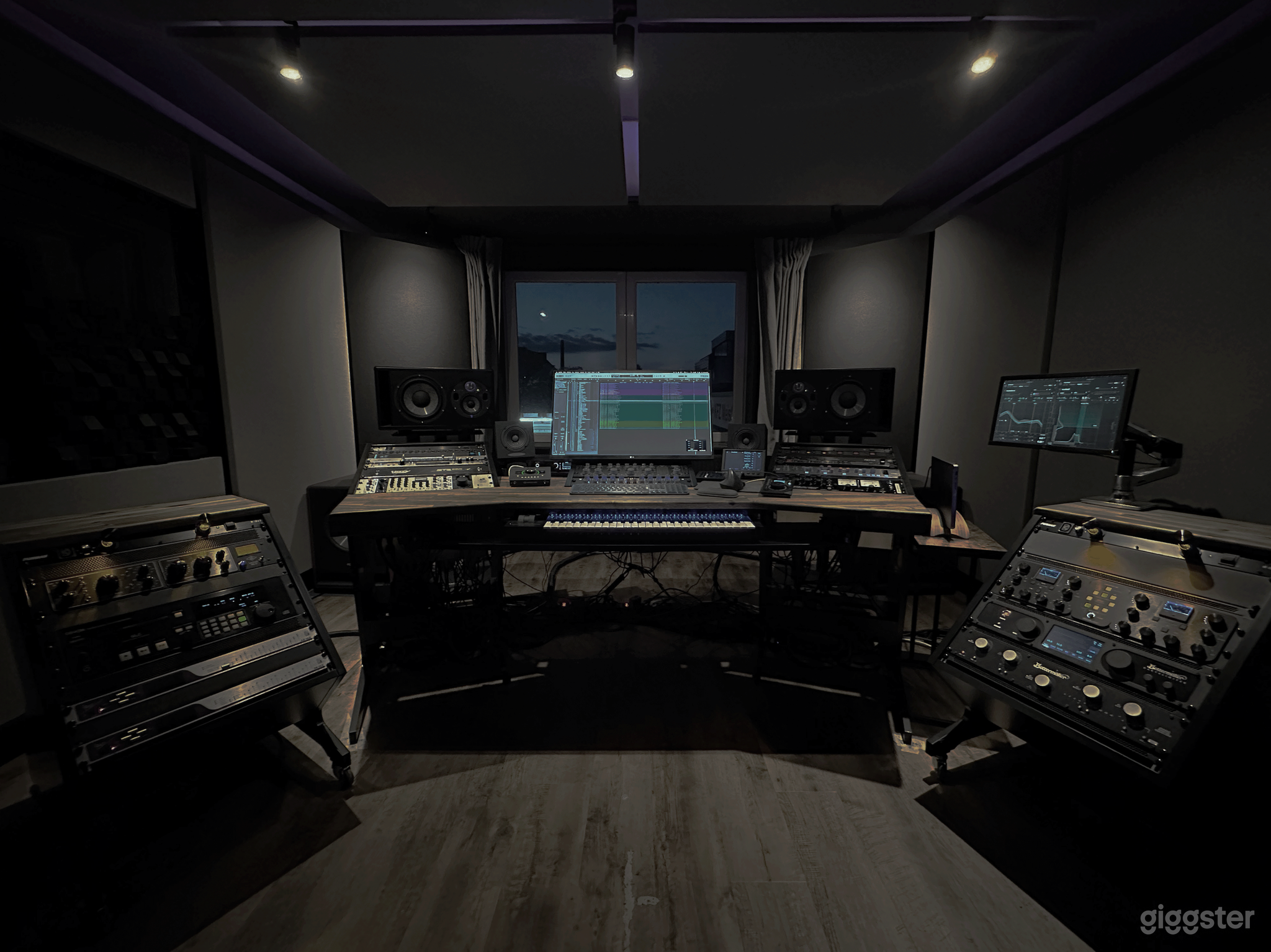 Modernes Tonstudio mit DJ-Raum und Lounge-Bereich Foto 3