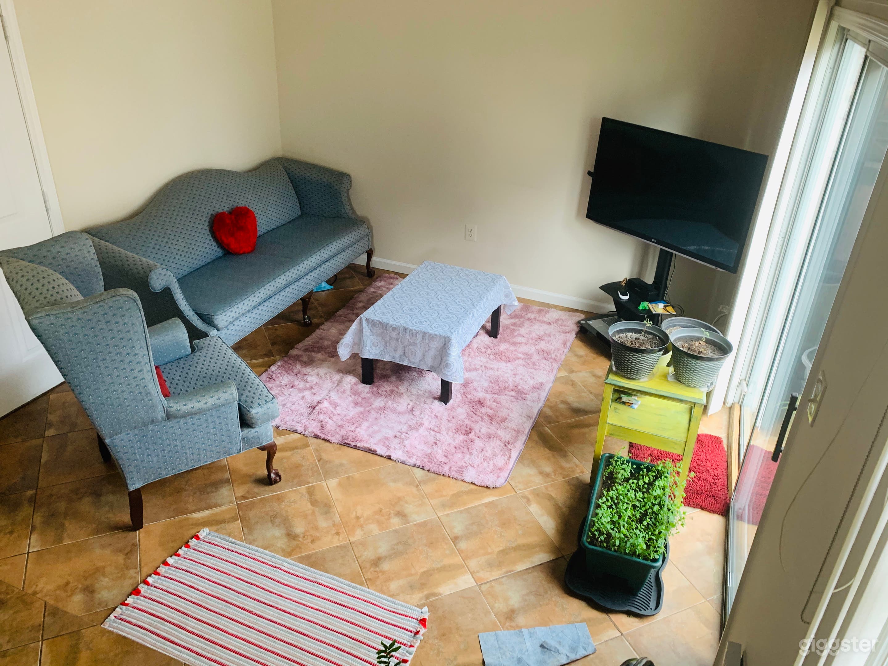 Sunny beautiful House with backyard Photo 2