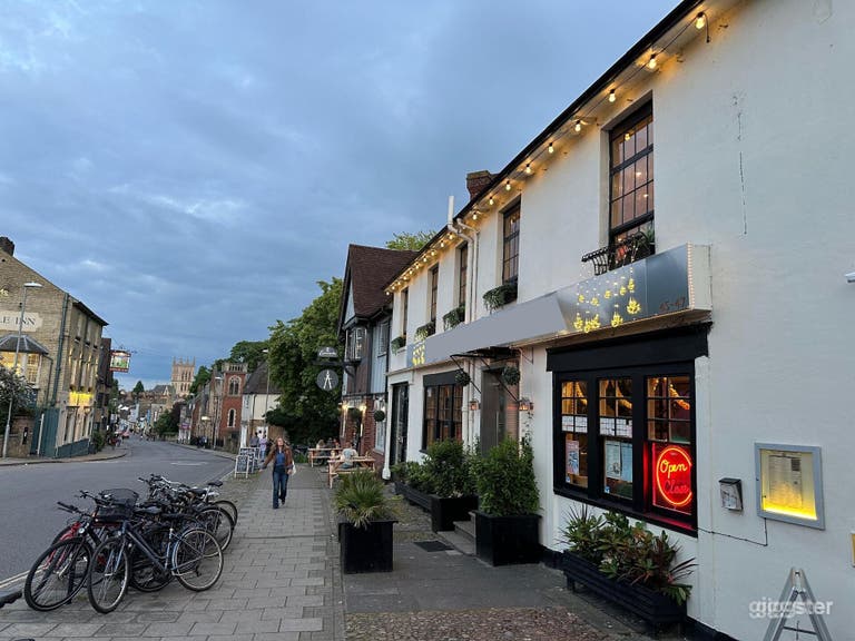  Authentic & Vibrant Indian Restaurant 