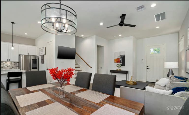  Luxurious Downtown Retreat 