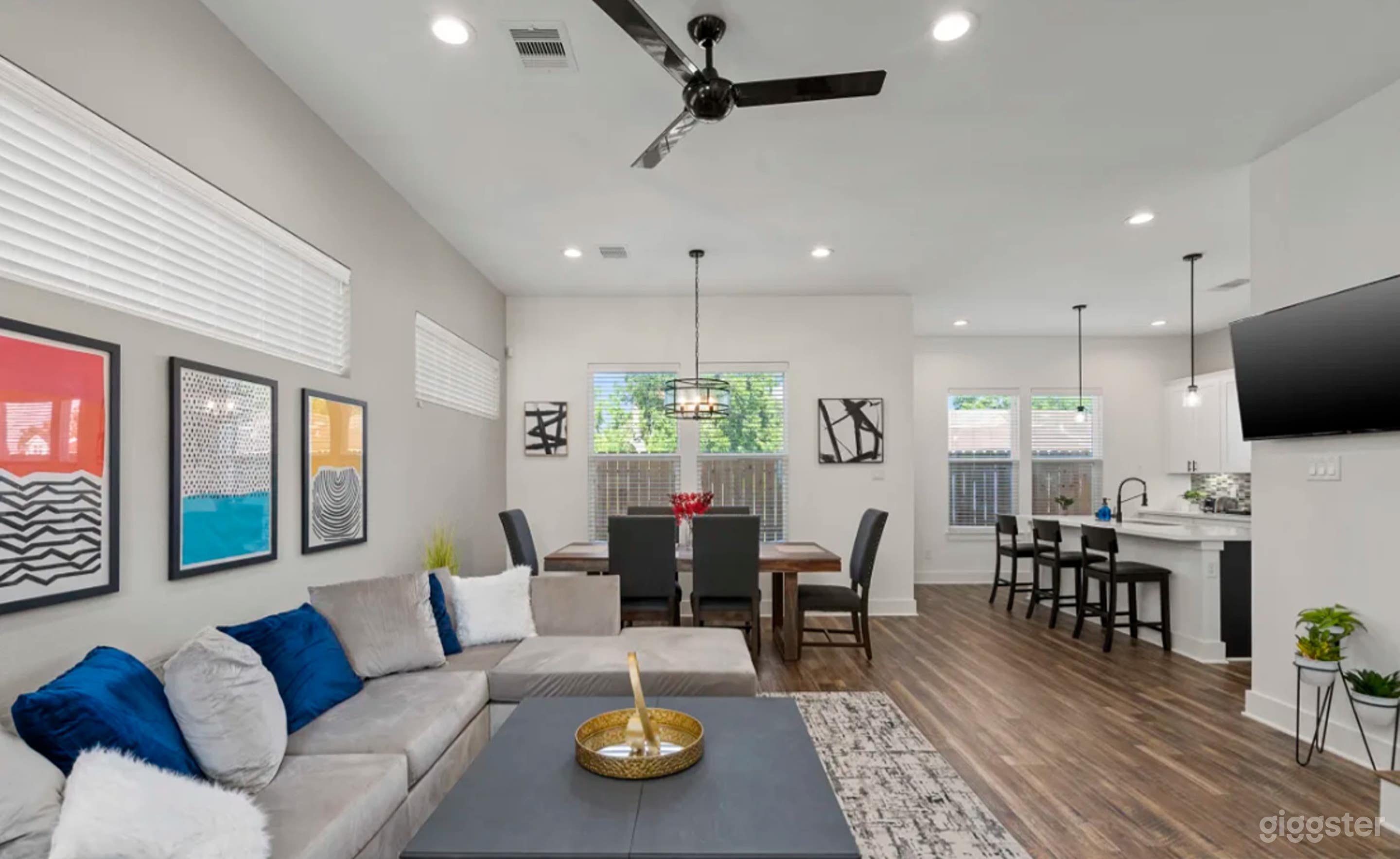 Luxurious Downtown Retreat Photo 4