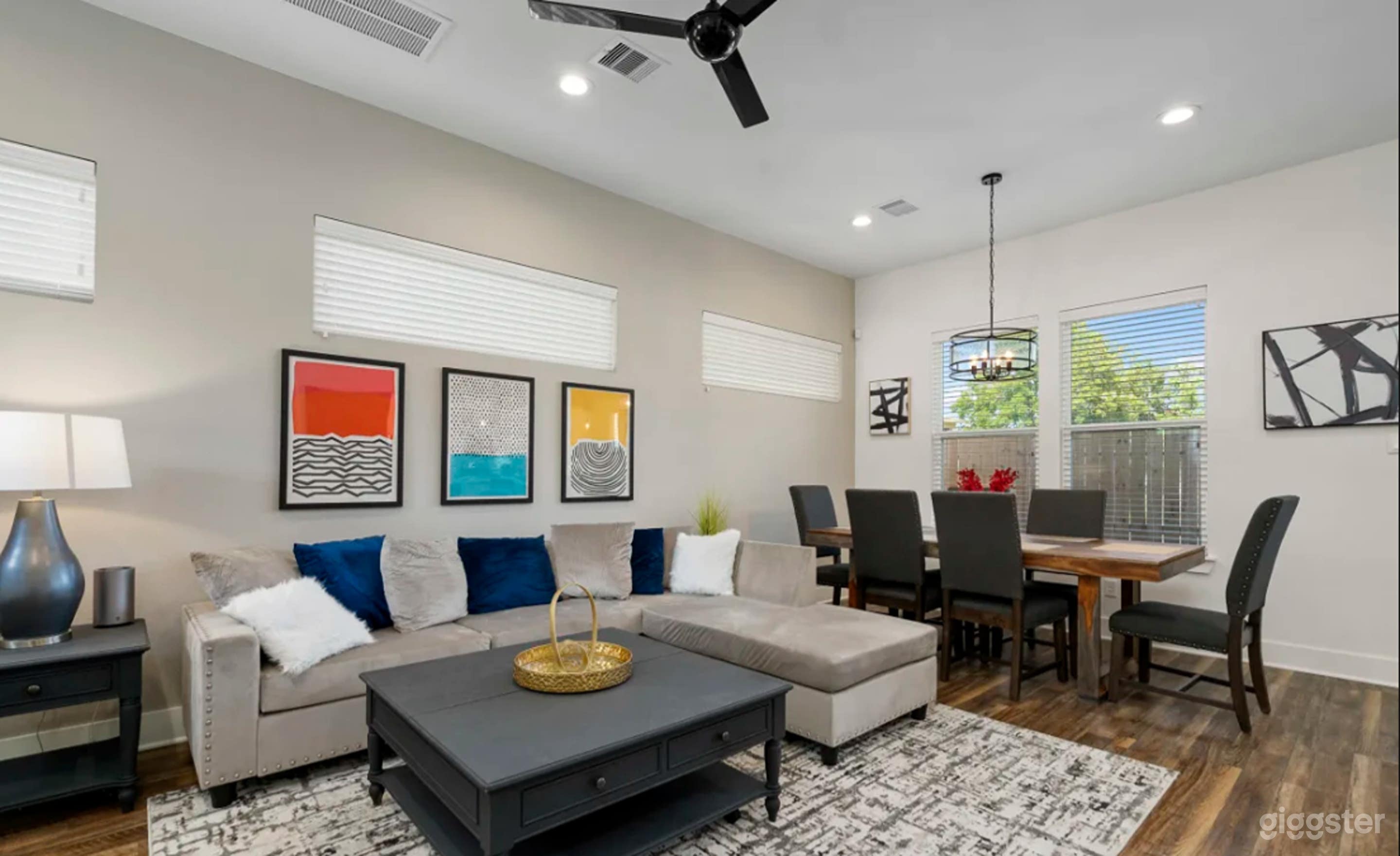 Luxurious Downtown Retreat Photo 3