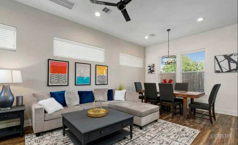  Luxurious Downtown Retreat 