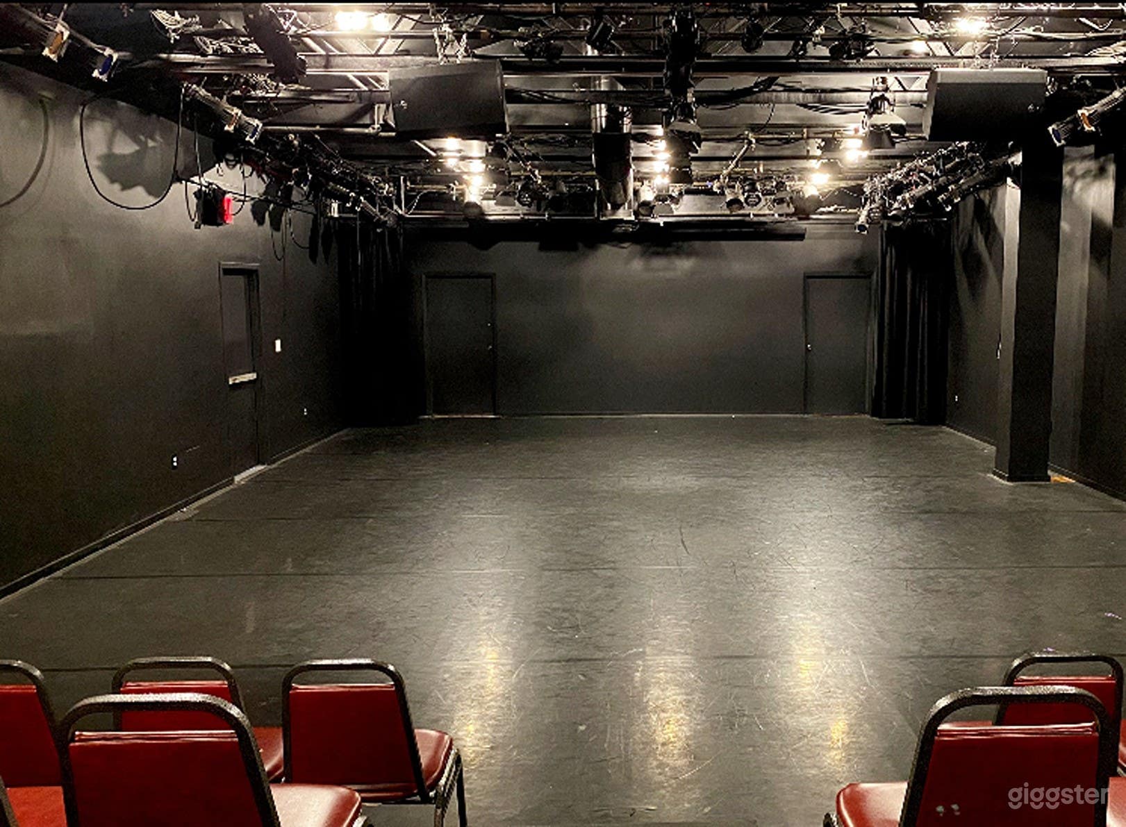 A Theater With A Sunny Courtyard Photo 3