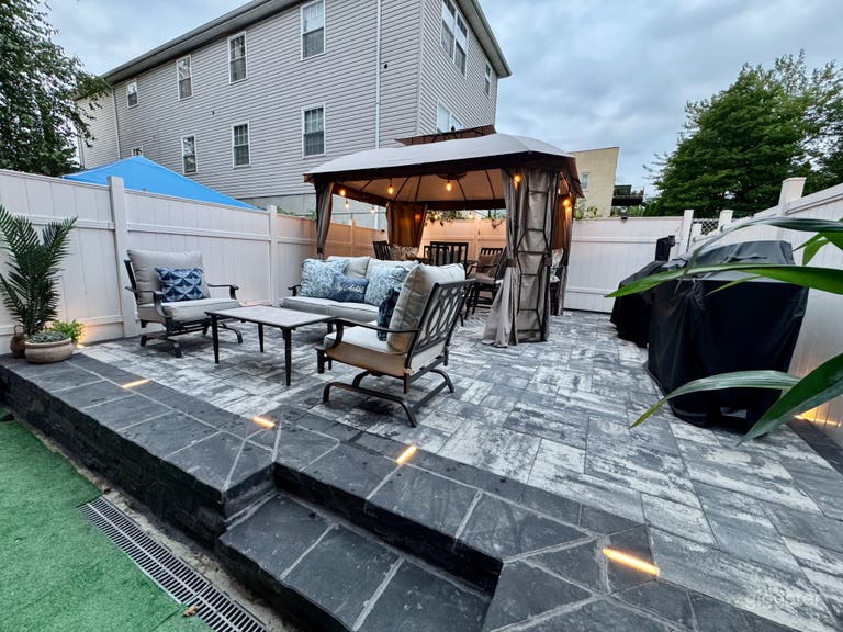  Brownstone House/2 bedroom/Renovated Backyard 