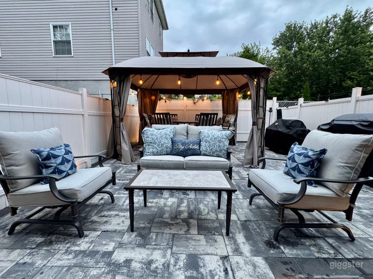  Brownstone House/2 bedroom/Renovated Backyard 