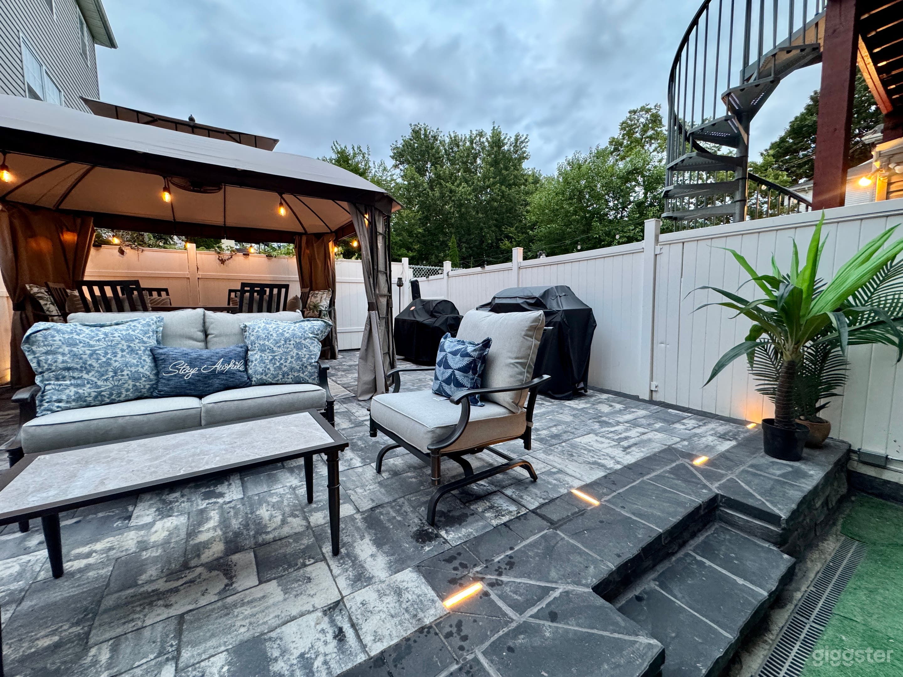 Brownstone House/2 bedroom/Renovated Backyard Photo 4