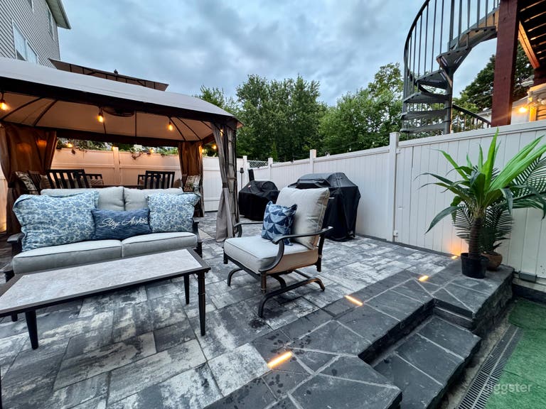  Brownstone House/2 bedroom/Renovated Backyard 