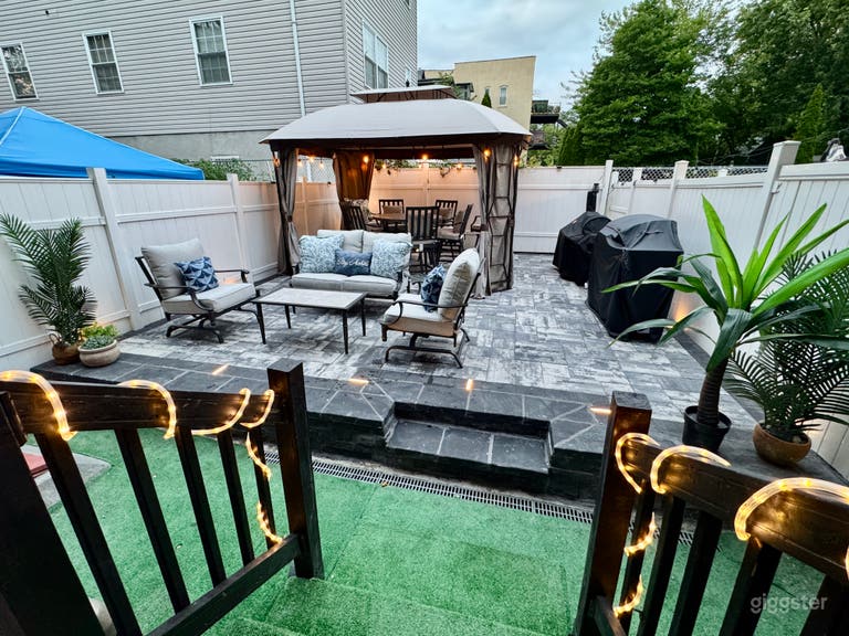  Brownstone House/2 bedroom/Renovated Backyard 