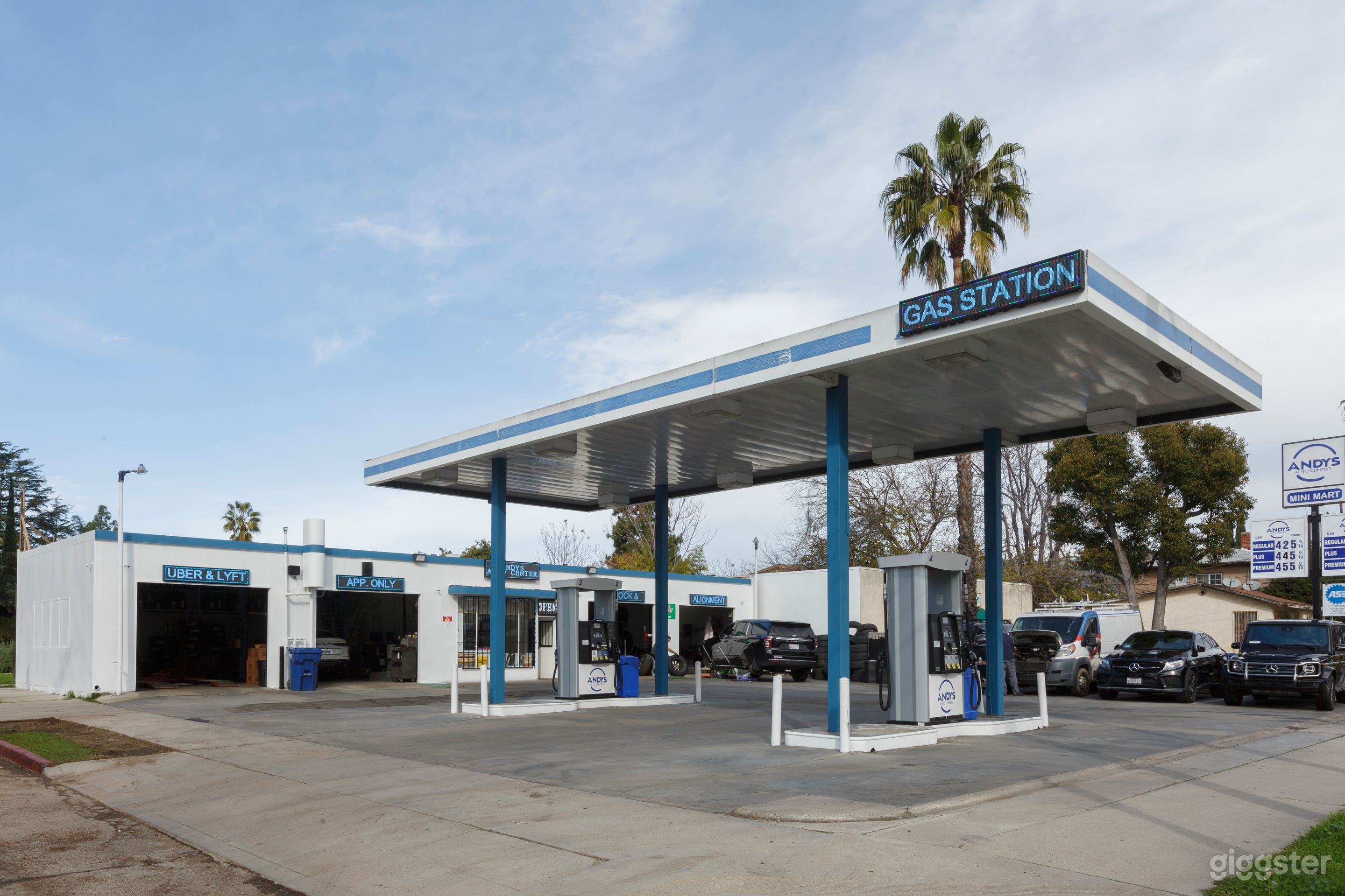 Gas station, Body Shop and Food Market  Photo 2