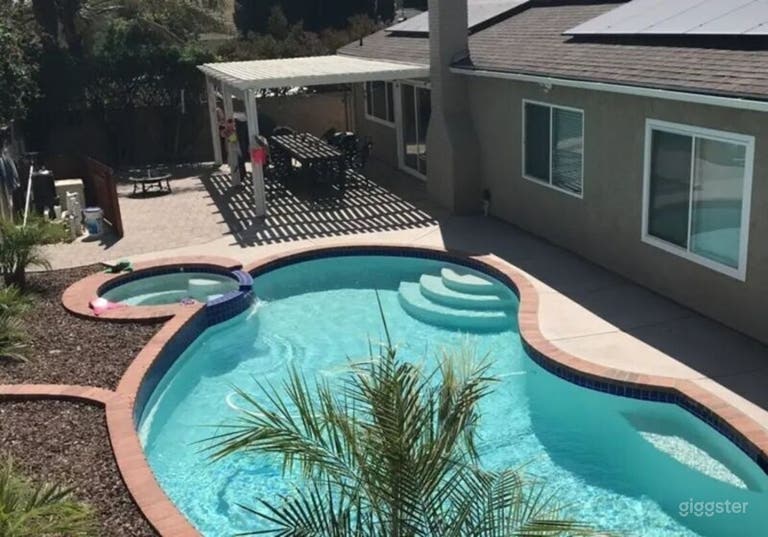  Suburban Bright & Private Backyard 