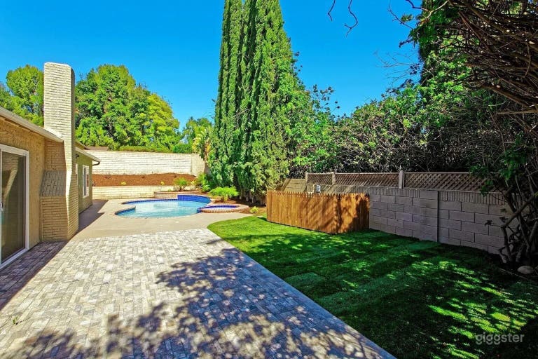  Suburban Bright & Private Backyard 