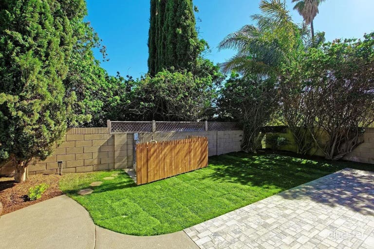  Suburban Bright & Private Backyard 