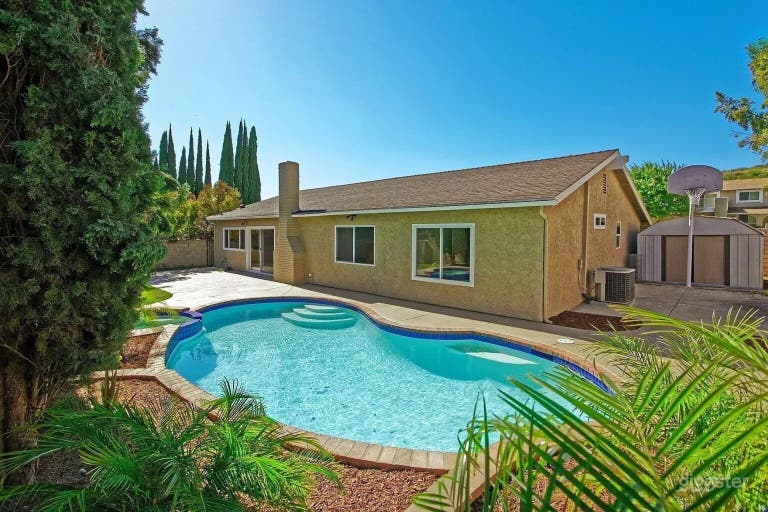  Suburban Bright & Private Backyard 