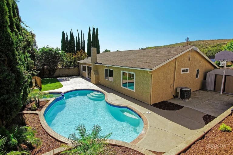  Suburban Bright & Private Backyard 