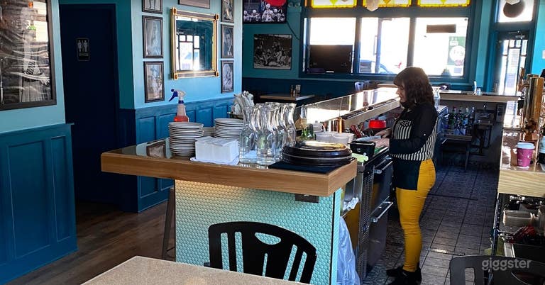  Warm and Cozy Bar Area in Chicago 