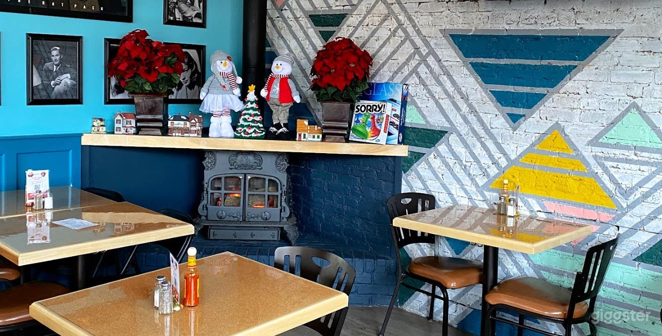 Warm and Cozy Bar Area in Chicago Photo 4