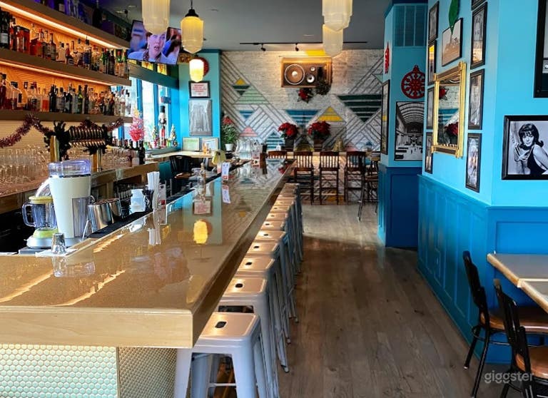  Warm and Cozy Bar Area in Chicago 