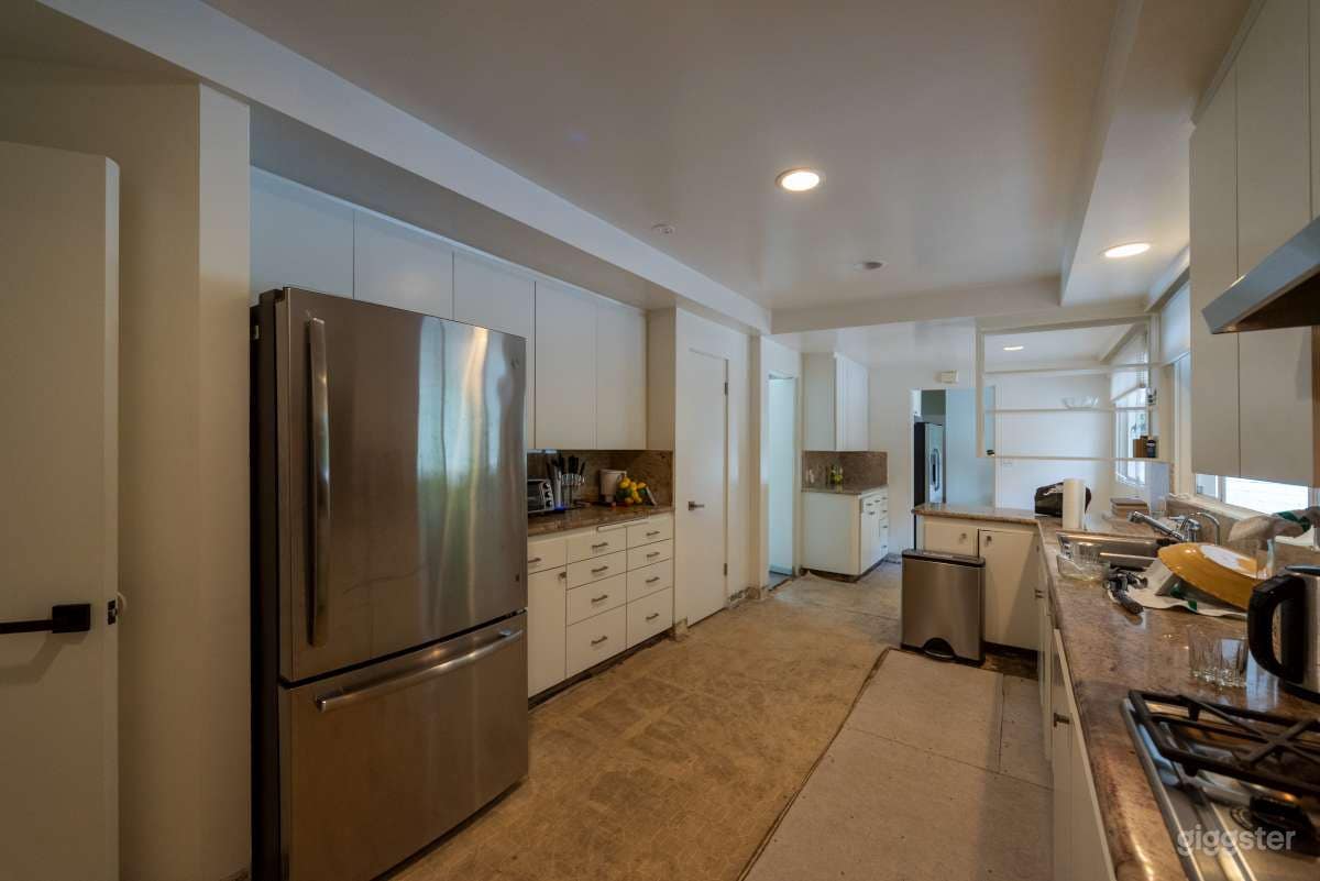 Private Mid century Home  Photo 4