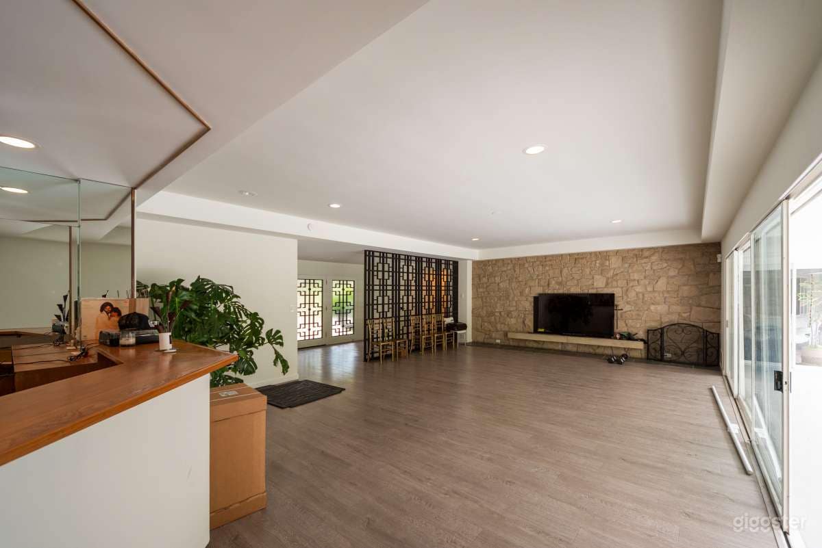 Private Mid century Home  Photo 2