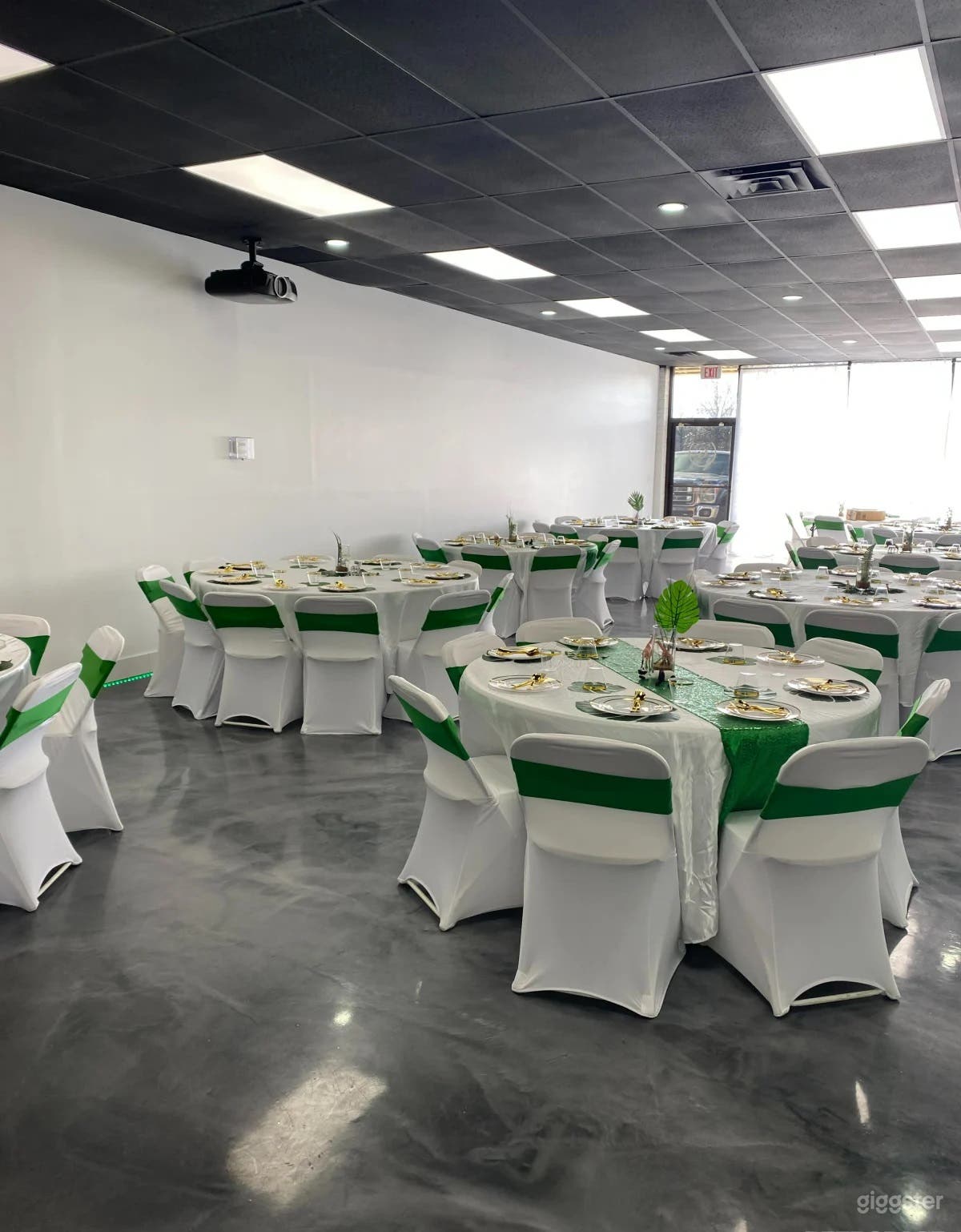 Spacious Open Concept Space Photo 4