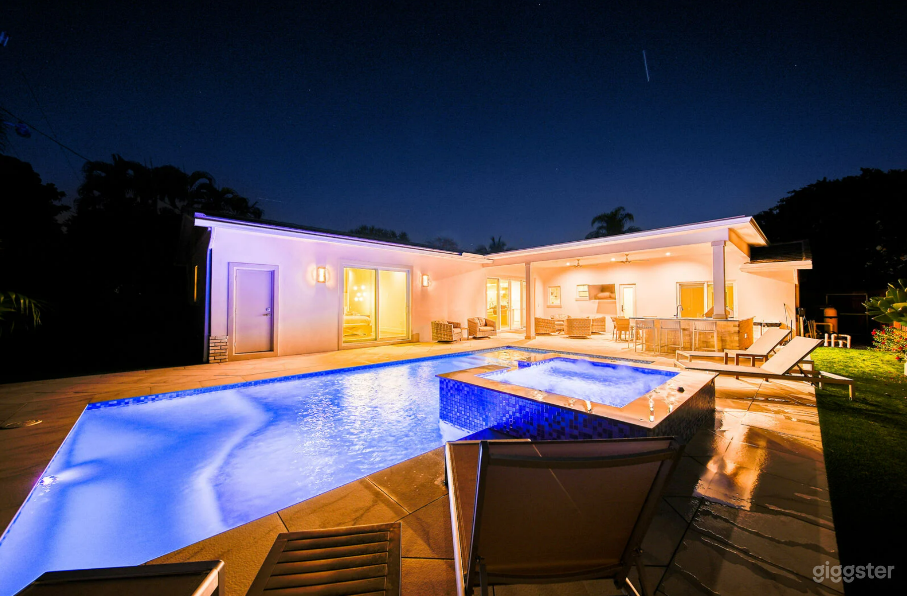 #18 Modern open plan fully renovated 5 bedroom home Photo 2