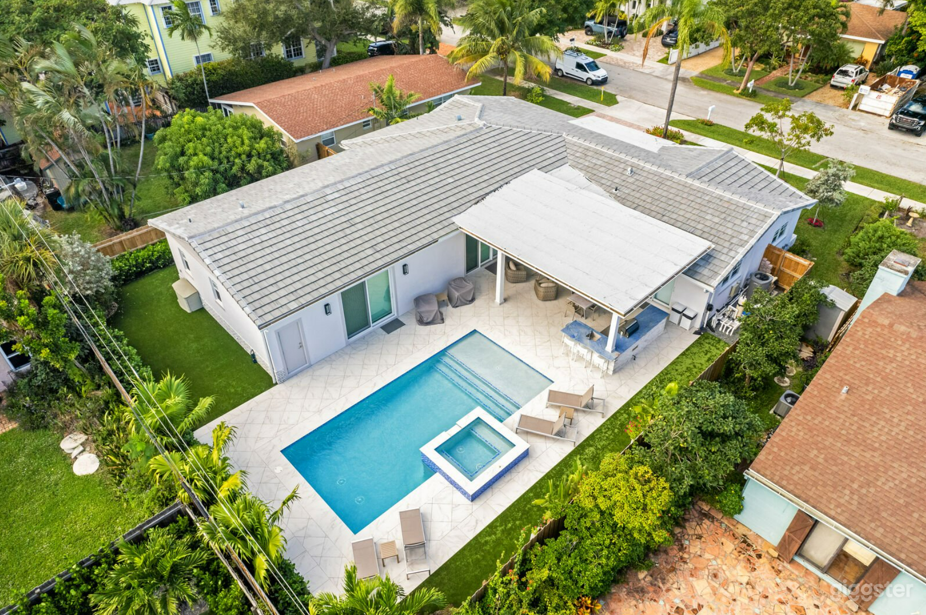 #18 Modern open plan fully renovated 5 bedroom home Photo 1