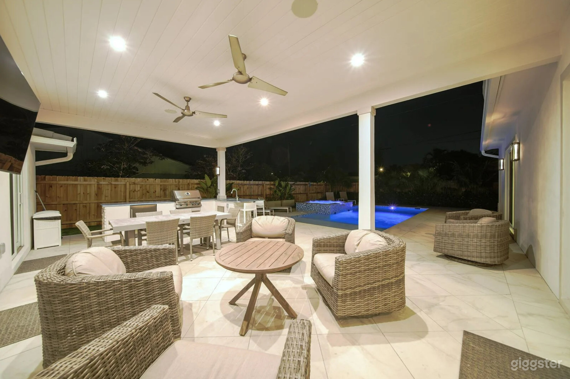 #18 Modern open plan fully renovated 5 bedroom home Photo 3