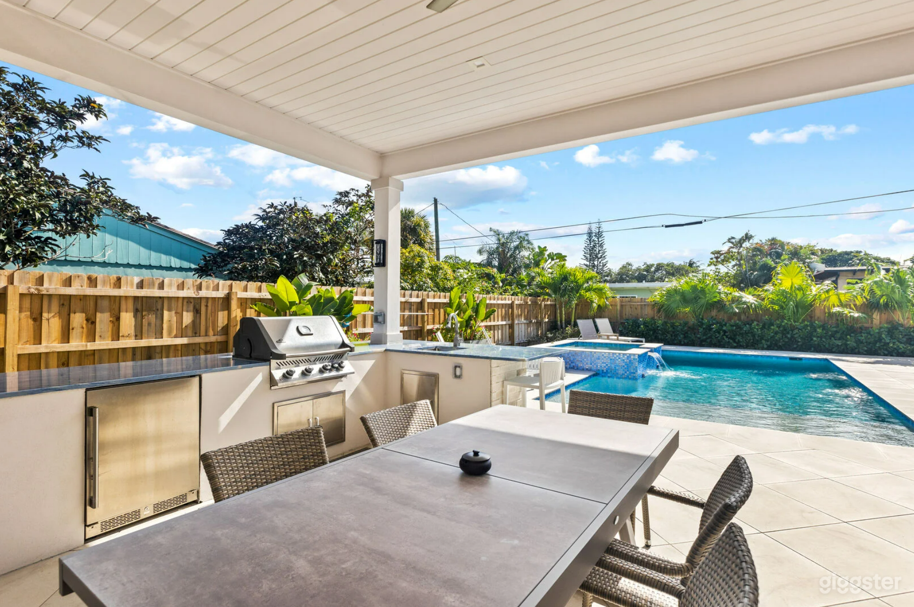 #18 Modern open plan fully renovated 5 bedroom home Photo 4