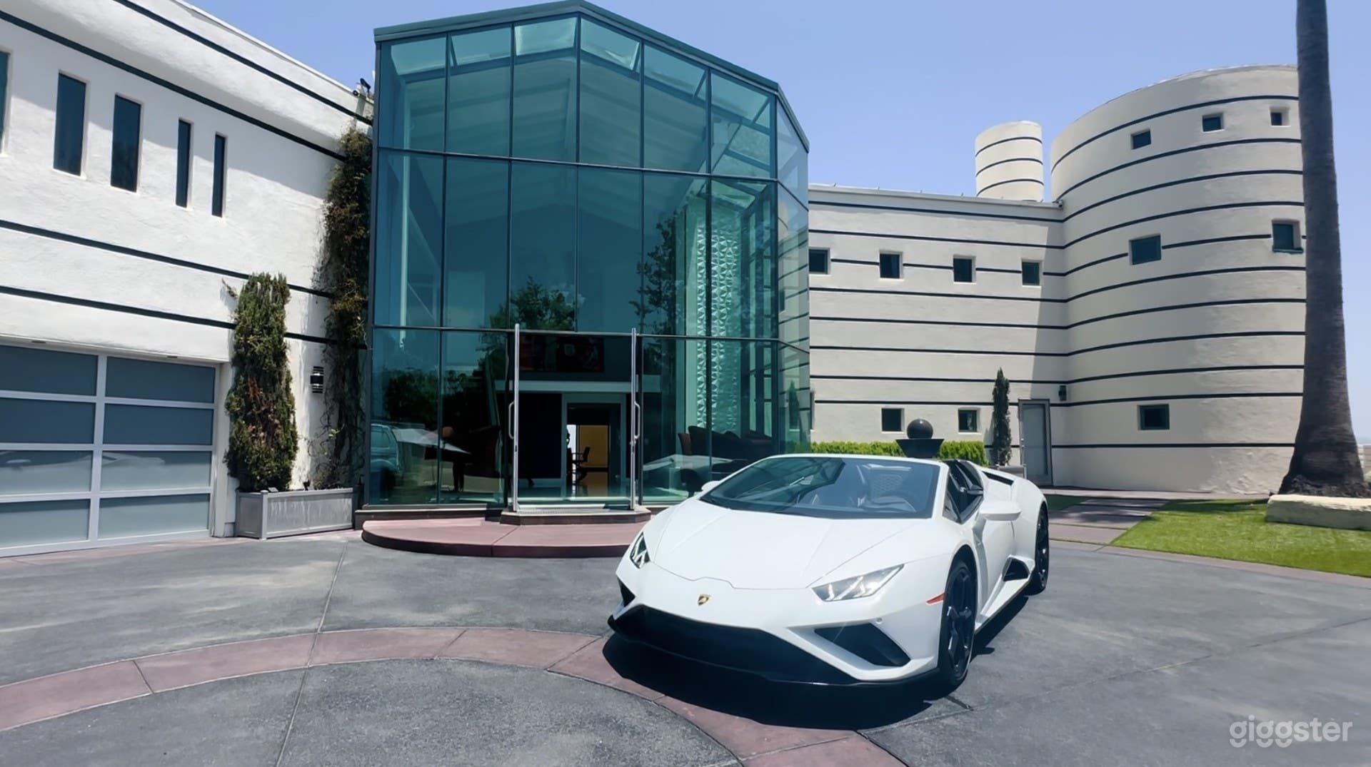 Private Mega Mansion Photo 2