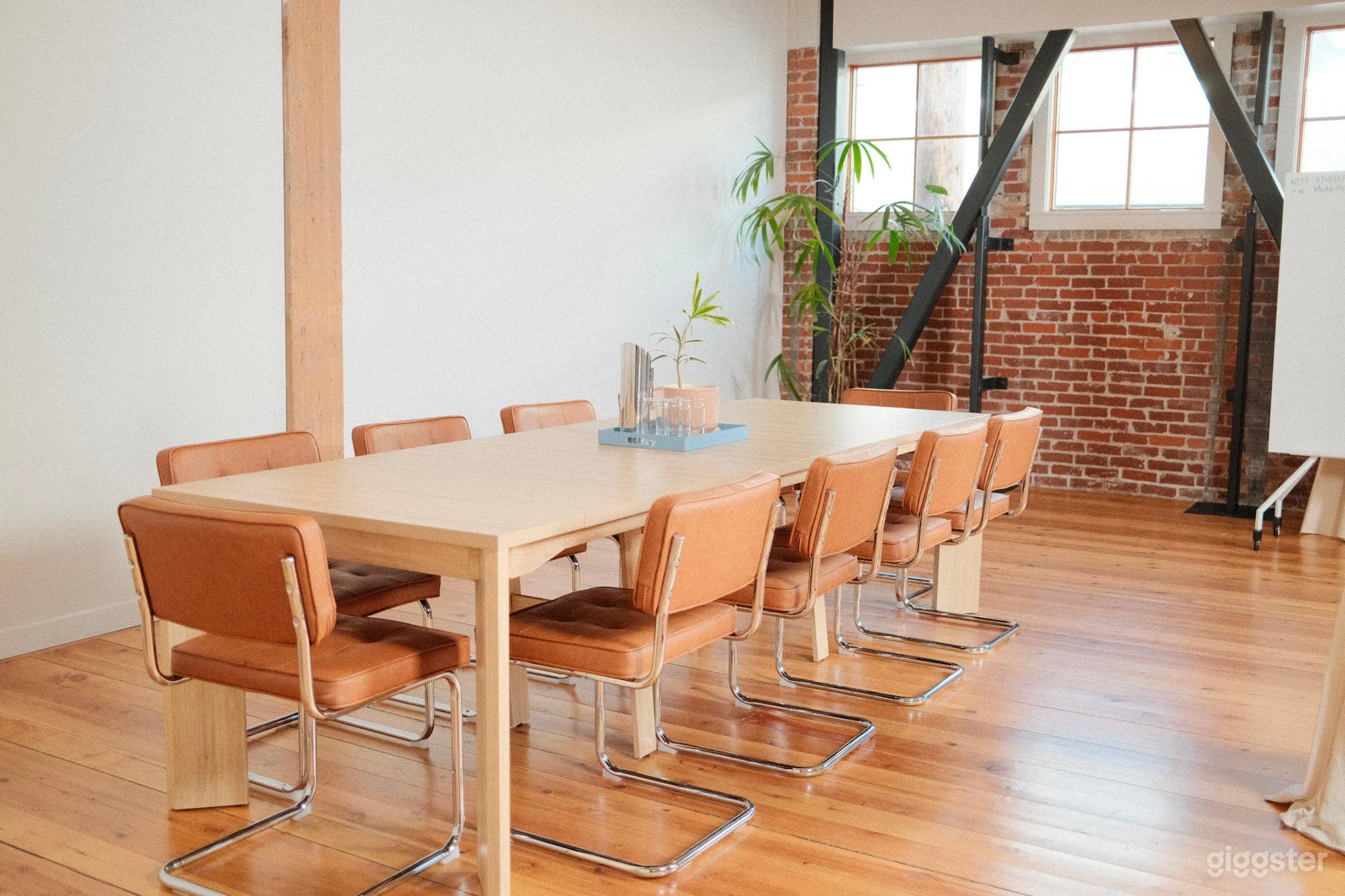 Light-Filled Creative Conference Room with Kitchen Photo 4