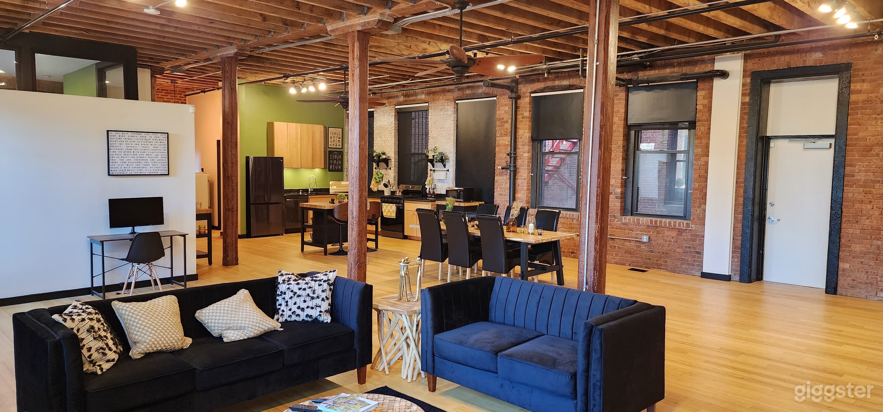 Stunning loft in Newark Ironbound/ 20 mins to NYC / Lots of Natural Light Photo 2