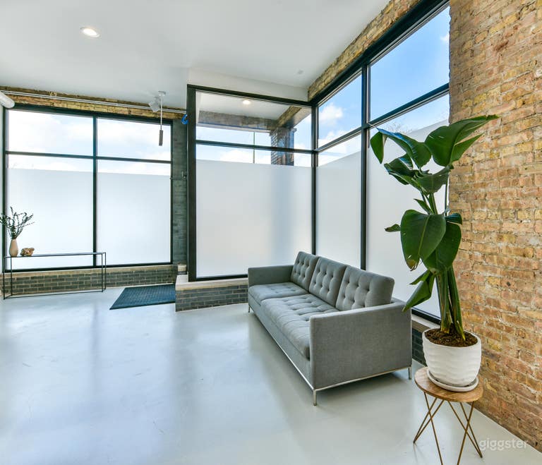  Vibrantly Elegant Studio in Chicago 