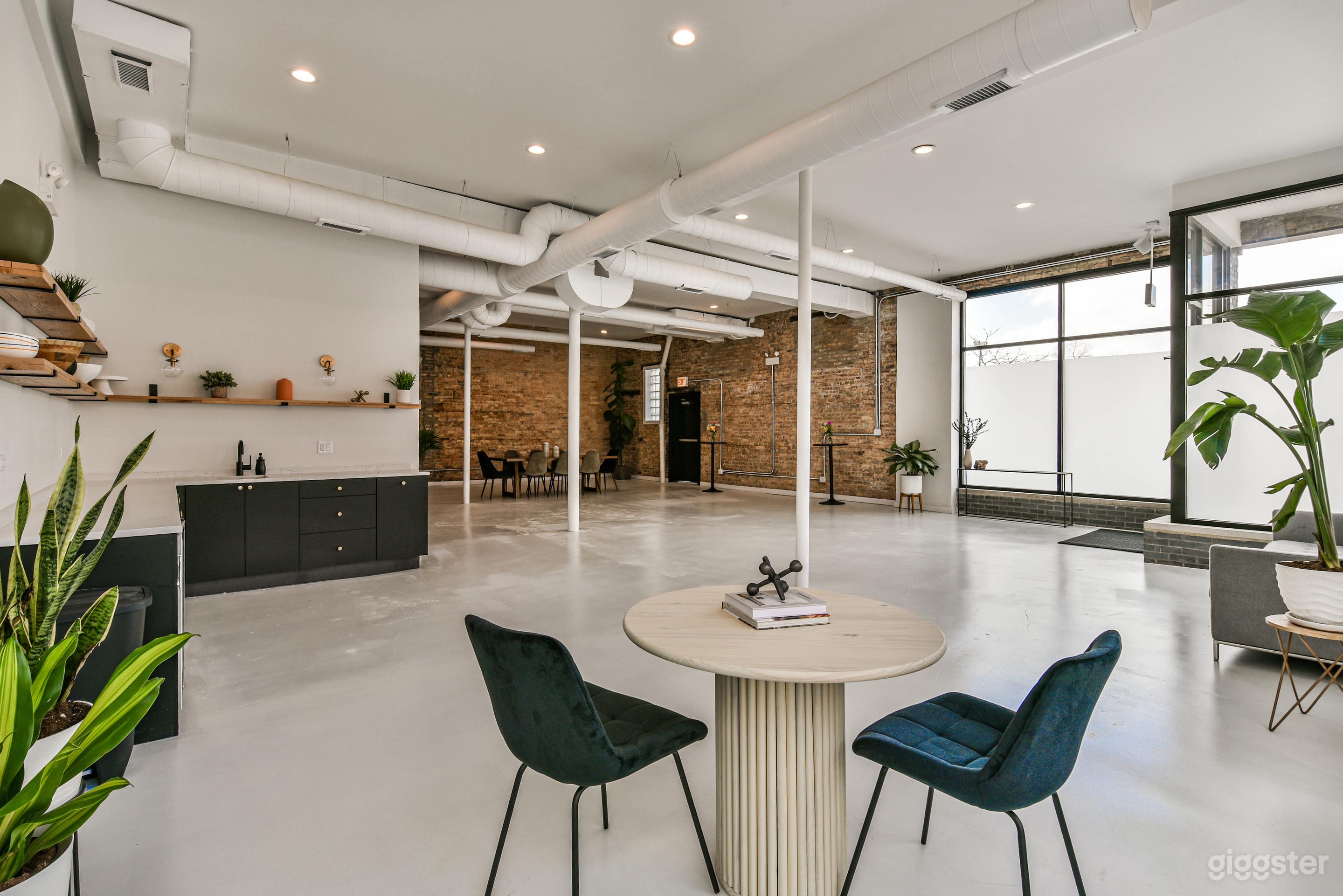 Vibrantly Elegant Studio in Chicago Photo 1