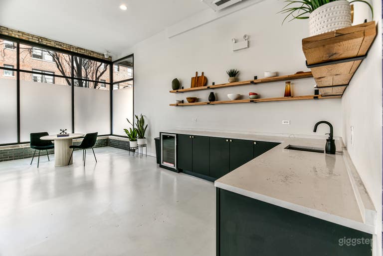  Vibrantly Elegant Studio in Chicago 