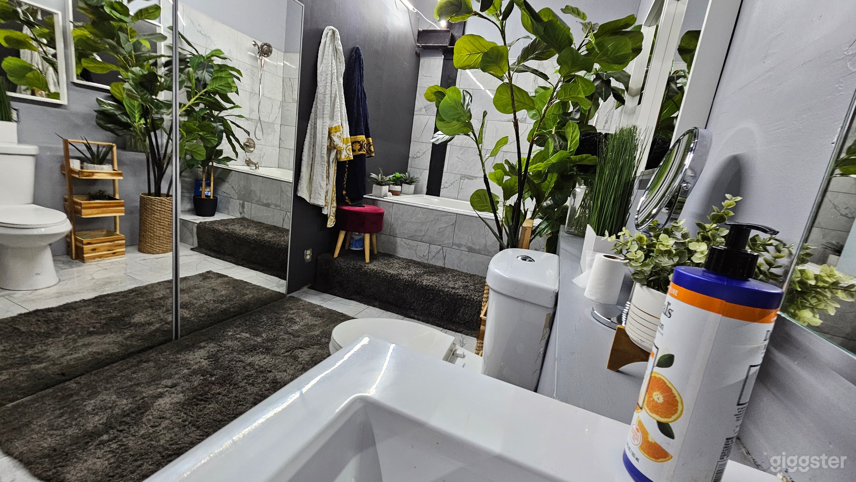 Indulge Lux Bathroom Photo 4