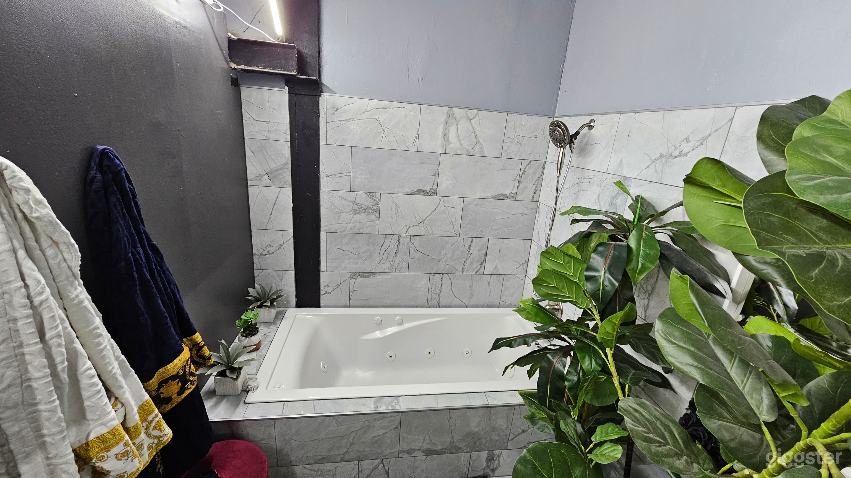 Indulge Lux Bathroom Photo 2