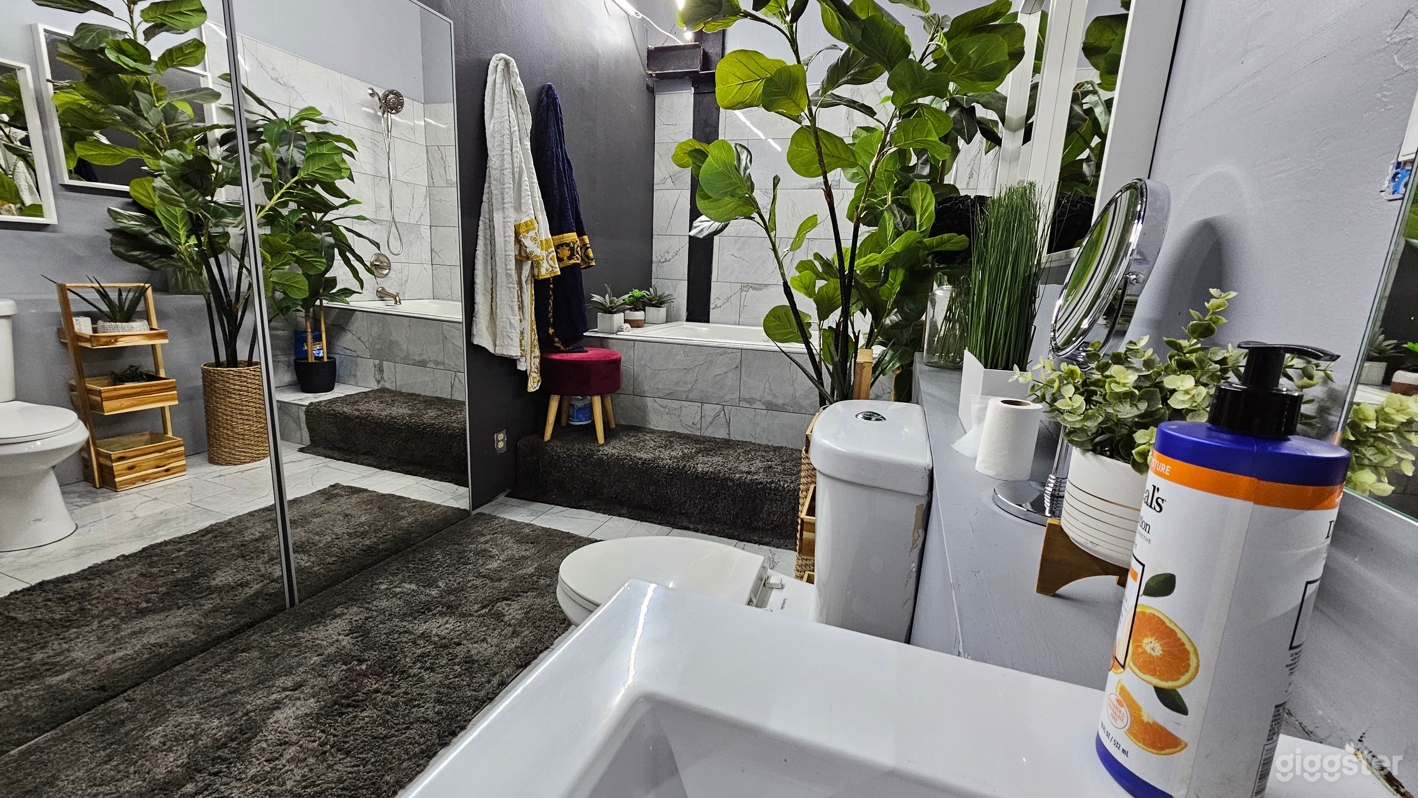 Indulge Lux Bathroom Photo 3