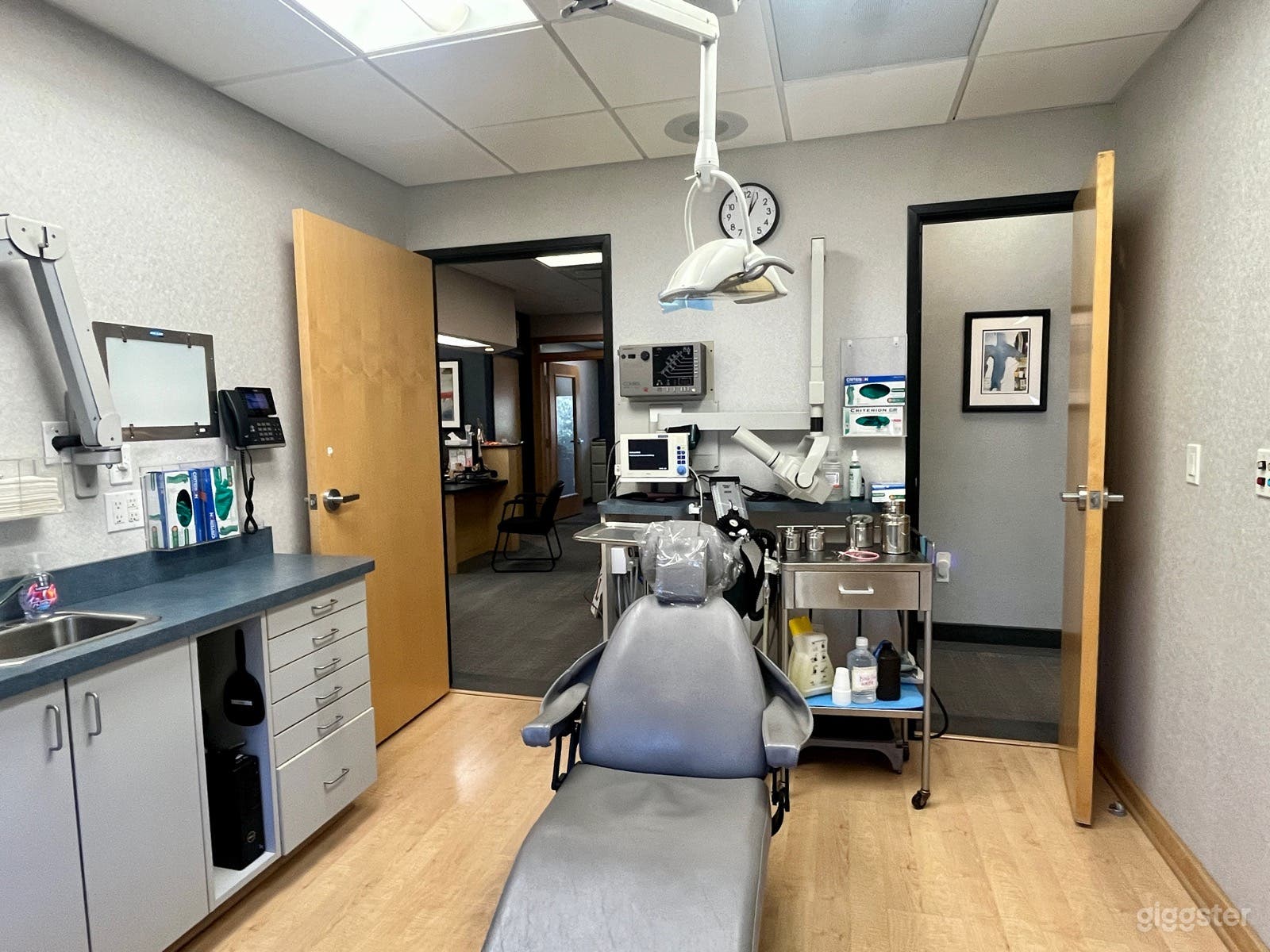 Large dental office with multiple exams rooms   Photo 3