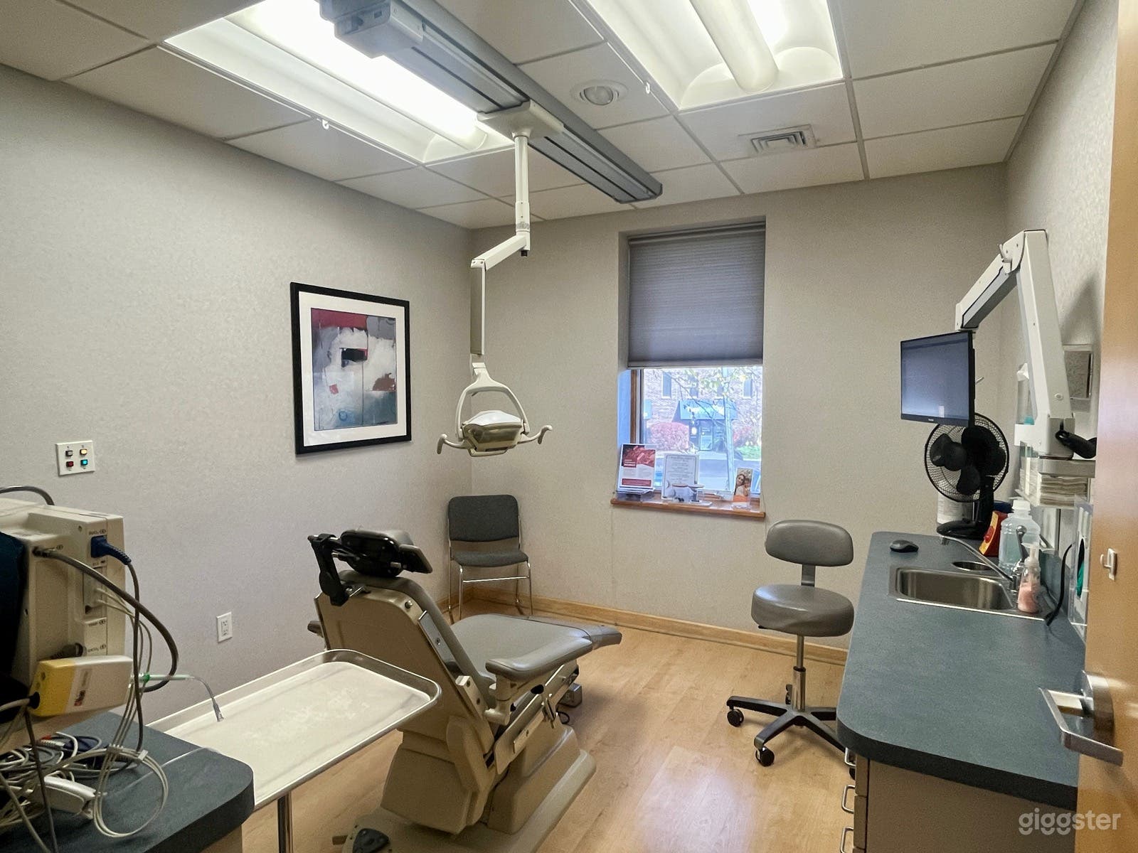 Large dental office with multiple exams rooms   Photo 4
