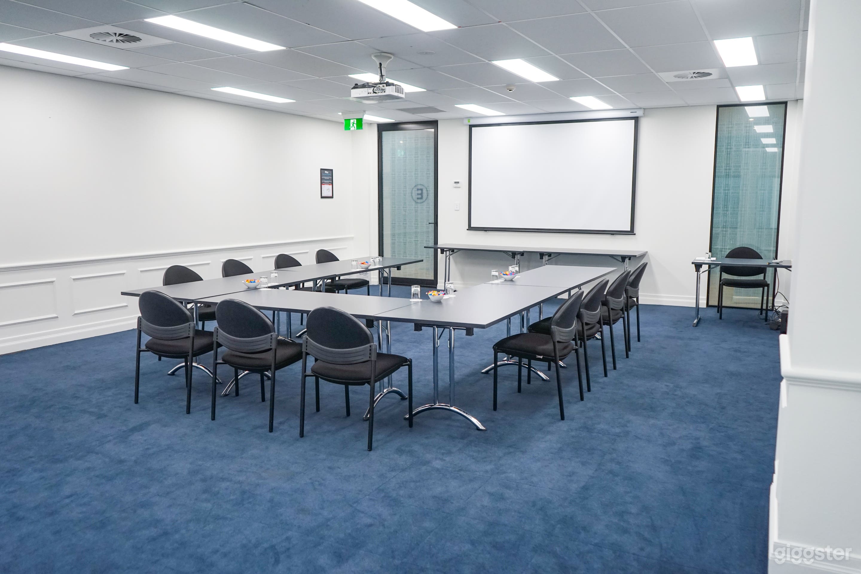 U Shape - Medium Room