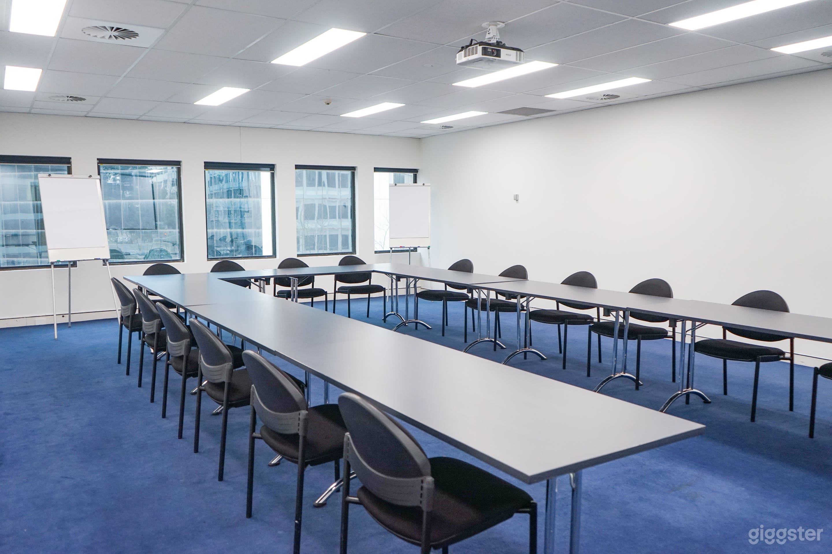 U Shape - Medium Room