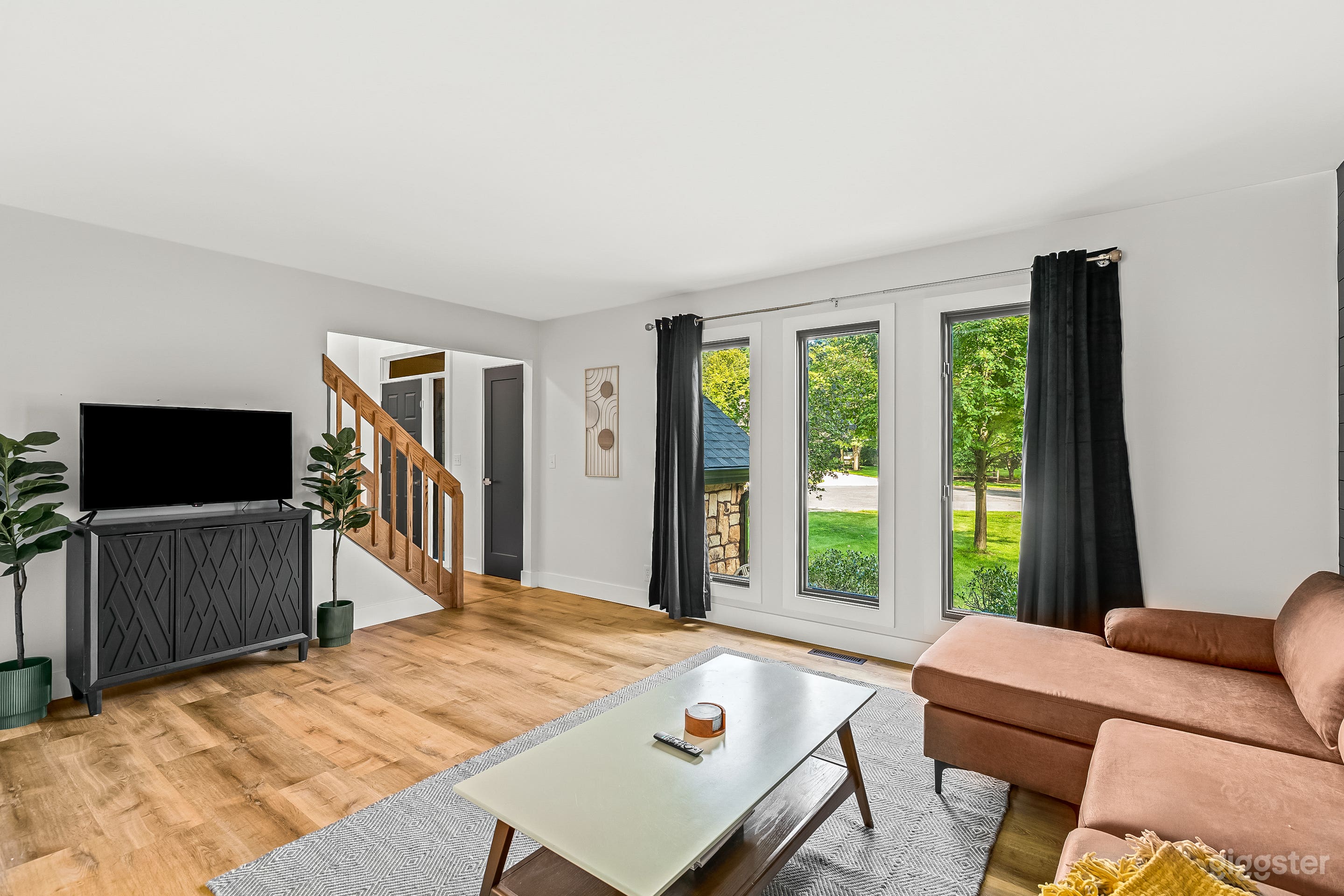 Spacious and Bright Home with Indoor Pool/Hot Tub Photo 4