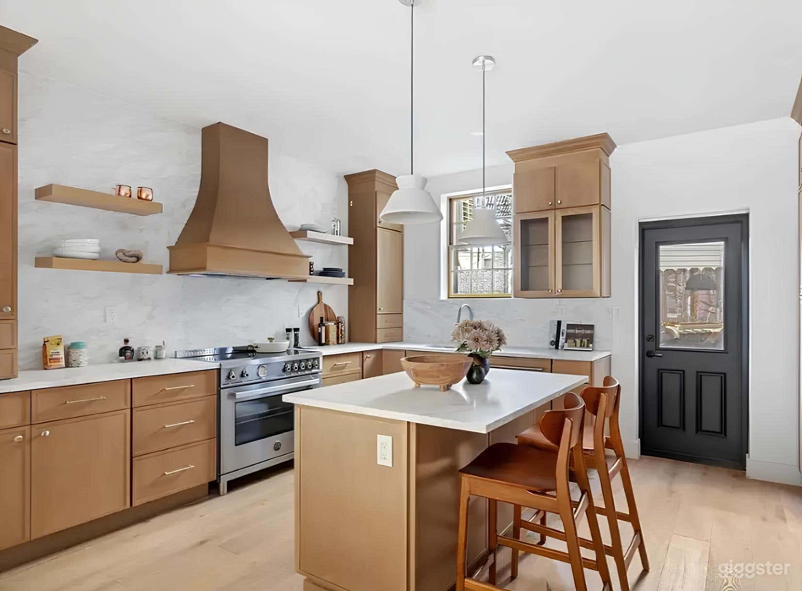 Stylish Greenpoint Townhouse — Perfect for Photoshoots Photo 2