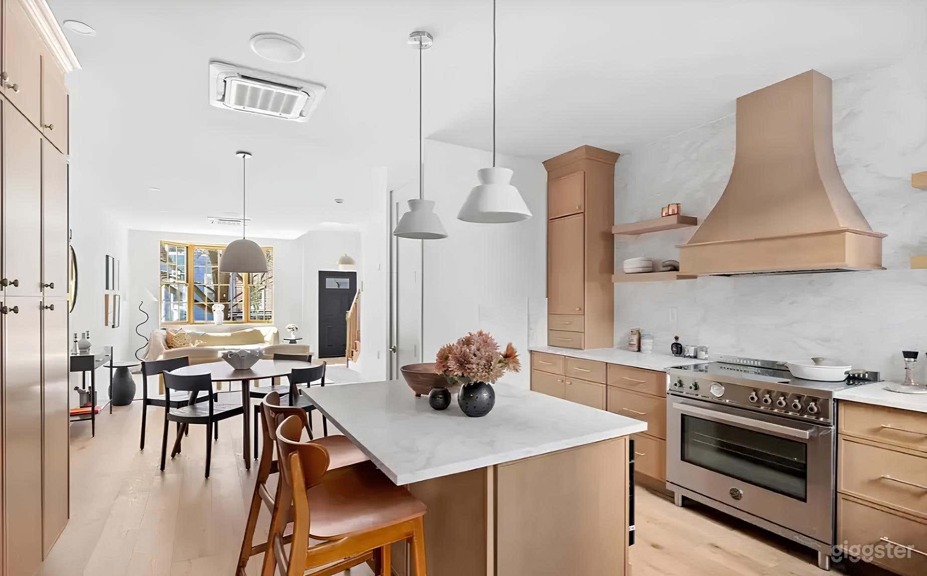 Stylish Greenpoint Townhouse — Perfect for Photoshoots Photo 1