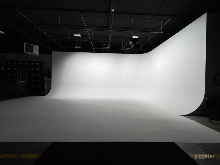  Studio photo/vidéo professionnel (40’x25’) avec scène cyclorama 