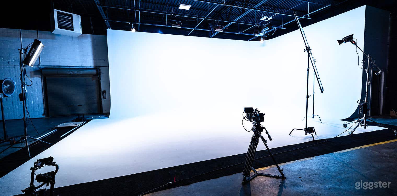 Professional Photo/Video Studio (40’x25’) Cyclorama Stage Photo 1