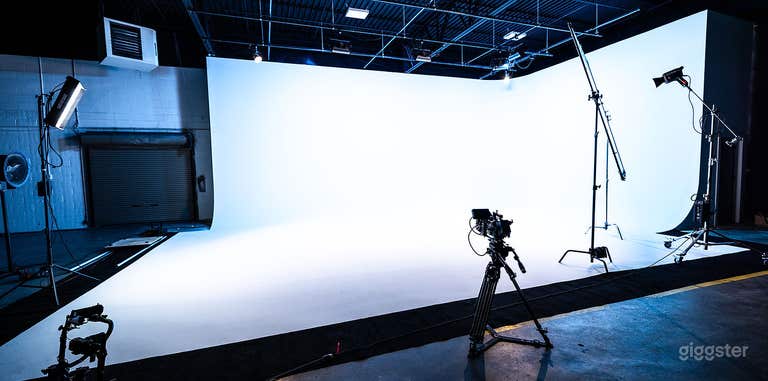  Studio photo/vidéo professionnel (40’x25’) avec scène cyclorama 